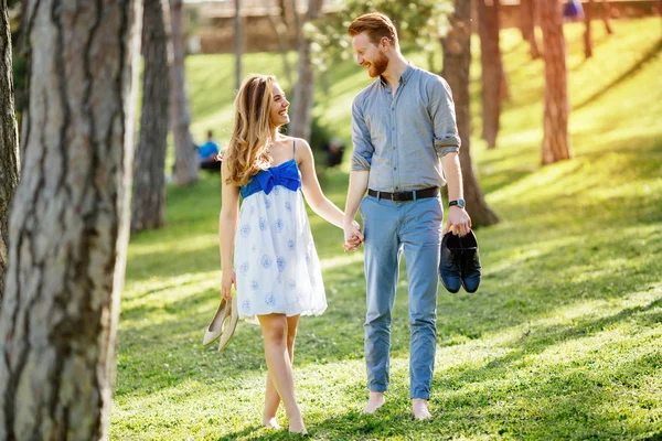 Pareja Disfrutando Romántico Paseo Naturaleza Descalzo —  Fotos de Stock