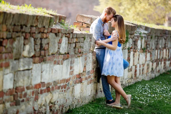 Bonito Ccute Jovem Casal Abraçando Natureza — Fotografia de Stock