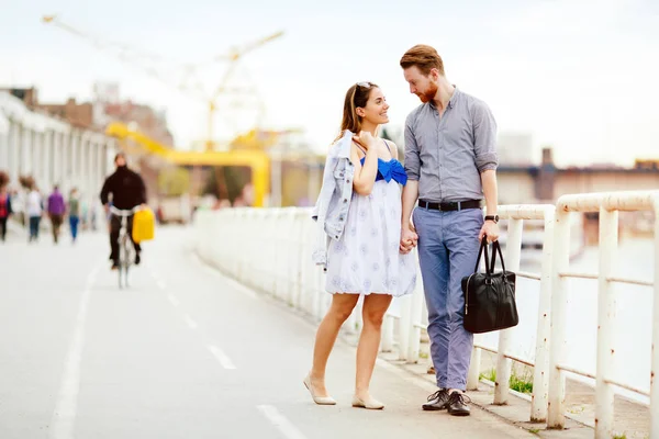 Paar Genießt Einen Romantischen Spaziergang Und Teilt Gefühle — Stockfoto
