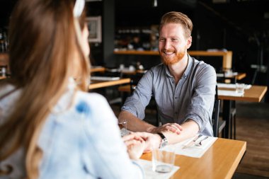 Kaç restoranda uzanan ve birbirlerinin şirket zevk