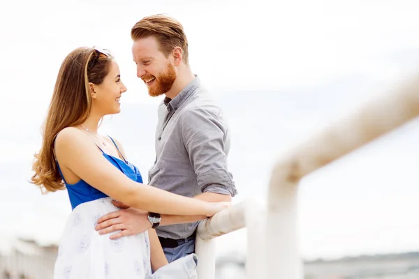 Casal Abraçando Seu Amor Passar Tempo Juntos — Fotografia de Stock