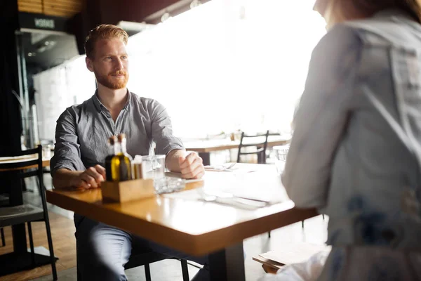 Pareja Citas Restaurante Disfrutar Compañía Del Otro — Foto de Stock