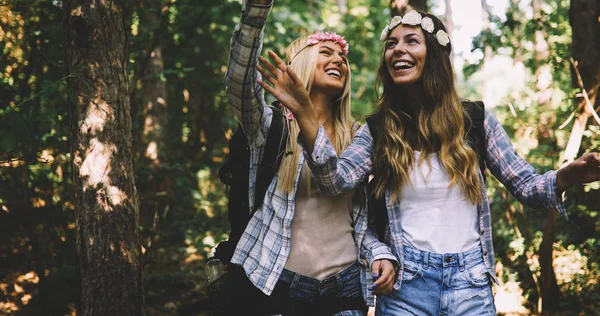 Hermosas Mujeres Jóvenes Que Pasan Tiempo Naturaleza Explorando Senderismo —  Fotos de Stock