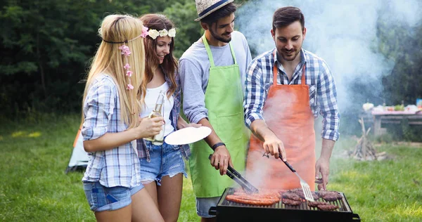 Vidám Barátok Időt Töltenek Természetben Grillezés — Stock Fotó