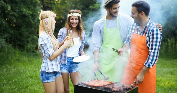 Muntre Venner Tilbringer Tid Naturen Griller – stockfoto