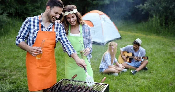 Alegre Amigos Pasar Tiempo Naturaleza Tener Barbacoa — Foto de Stock