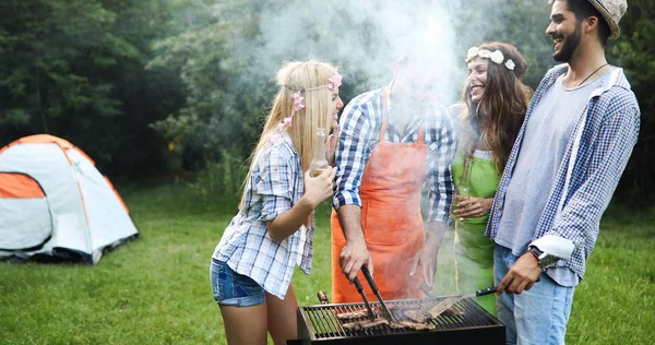 Vrolijke Vrienden Die Tijd Doorbrengen Natuur Barbecueën — Stockfoto