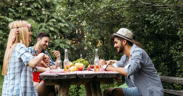 Ami Joyeux Assis Table Prendre Repas Dans Nature — Photo