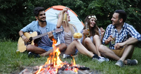 Happy Friends Playing Music Enjoying Bonfire Nature — Stock Photo, Image
