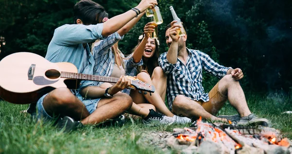 Amigos Felizes Tocando Música Desfrutando Fogueira Natureza — Fotografia de Stock