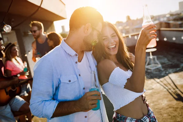 Grupo Jóvenes Amigos Felices Teniendo Fiesta Azotea — Foto de Stock