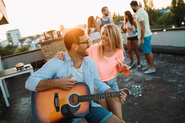 Schöne Glückliche Freunde Die Draußen Lachen Und Lächeln — Stockfoto