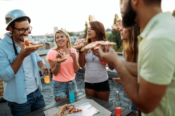 Grupo Jovens Sentados Comendo Pizza Amigos Festejando Comendo Pizza — Fotografia de Stock
