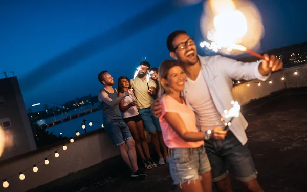 Vrienden Genieten Van Een Partij Het Dak Dansen Met Wonderkaarsen — Stockfoto