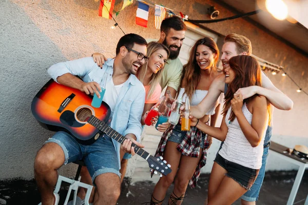 Jonge Man Spelen Gitaar Voor Vrienden Zijn Mooie Vriendin — Stockfoto