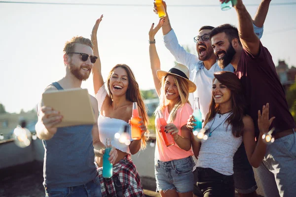 Grupo Amigos Disfrutando Fiesta Amigos Divirtiéndose Fiesta Azotea — Foto de Stock