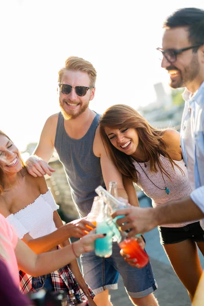 Amigos Divirtiéndose Bebiendo Cócteles Aire Libre Una Azotea Reúnen — Foto de Stock