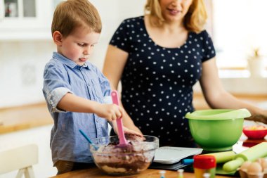 Anne mutfakta kek hazırlamak yardım çocuk