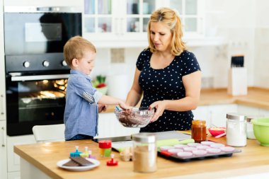 Anne mutfakta kek hazırlamak yardım çocuk