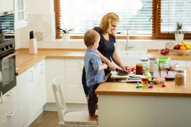 Anne mutfakta kek hazırlamak yardım çocuk
