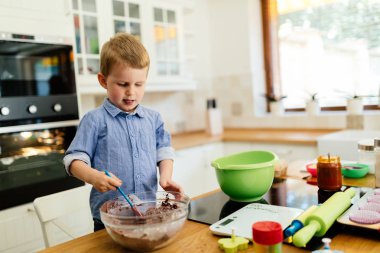 Şirin çocuk 2 yaşından beri bir şef olmak öğrenme