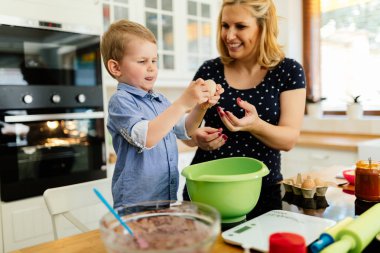Anne mutfakta kek hazırlamak yardım çocuk