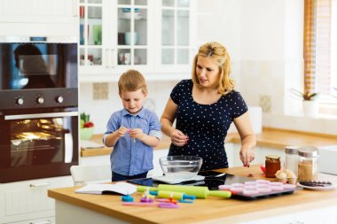 Anne mutfakta kek hazırlamak yardım çocuk