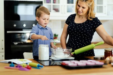 Anne mutfakta kek hazırlamak yardım çocuk