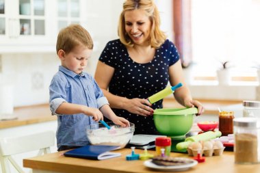 Anne mutfakta kek hazırlamak yardım çocuk