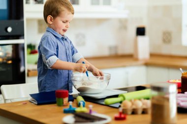 Şirin çocuk 2 yaşından beri bir şef olmak öğrenme