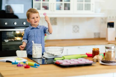 Şirin çocuk 2 yaşından beri bir şef olmak öğrenme