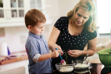 Anne mutfakta kek hazırlamak yardım çocuk