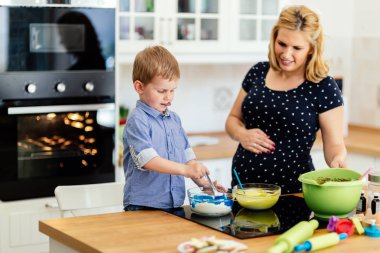 Anne mutfakta kek hazırlamak yardım çocuk
