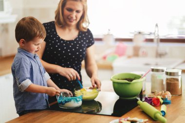Anne mutfakta kek hazırlamak yardım çocuk