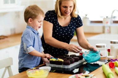 Anne mutfakta kek hazırlamak yardım çocuk