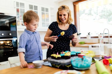 Anne mutfakta kek hazırlamak yardım çocuk