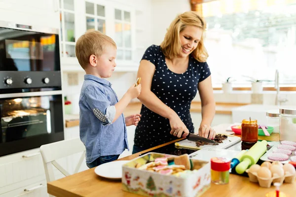 Enfant Aidant Mère Préparer Des Muffins Dans Cuisine — Photo