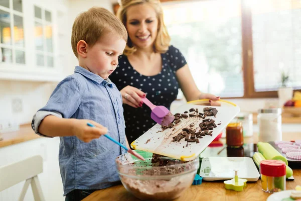 Ребенок Помогает Матери Готовить Кексы Кухне — стоковое фото
