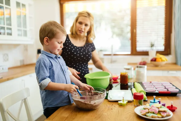 Enfant Aidant Mère Préparer Des Muffins Dans Cuisine — Photo