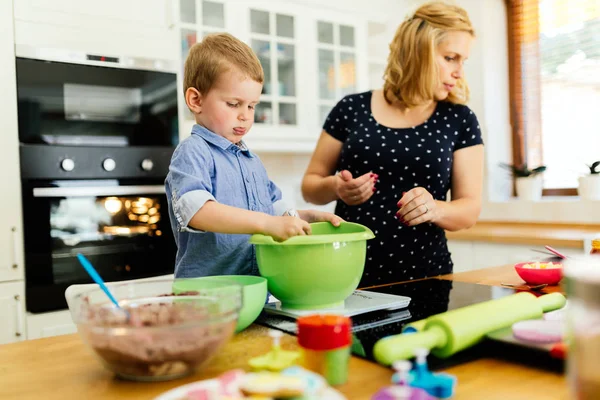 Enfant Aidant Mère Préparer Des Muffins Dans Cuisine — Photo