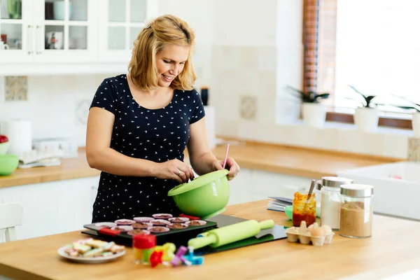 Hermosa Mujer Embarazada Hornear Magdalenas Cocina —  Fotos de Stock