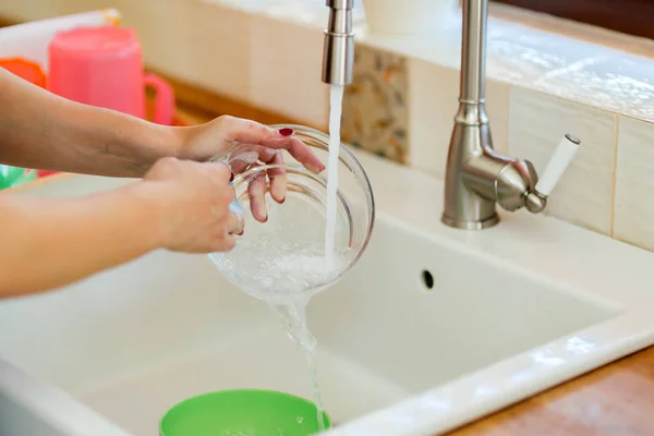 Mulher Lavar Pratos Mão — Fotografia de Stock