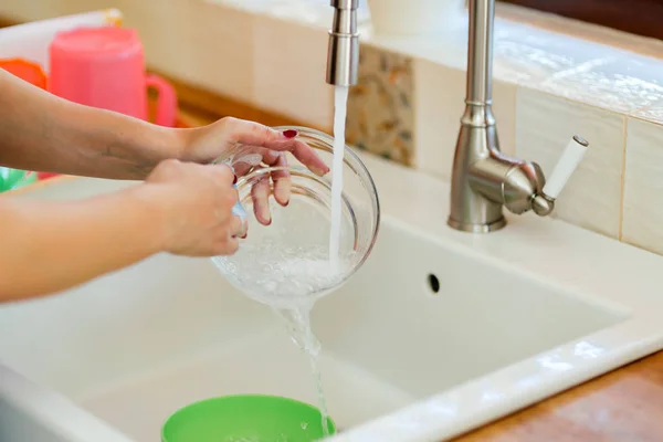 Vrouw Met Hand Afwassen — Stockfoto