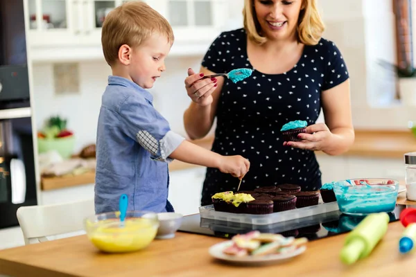 Dítě Pomáhá Matce Připravit Muffiny Kuchyni — Stock fotografie