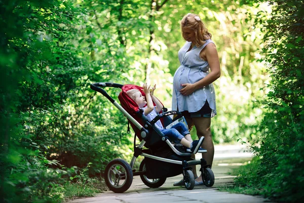 Donna Incinta Con Suo Bambino Carrozzina Passeggiando Nella Natura — Foto Stock