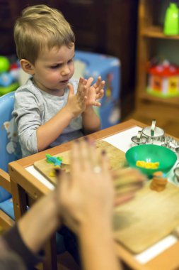 İle oyun oynayan yaratıcı çocuk