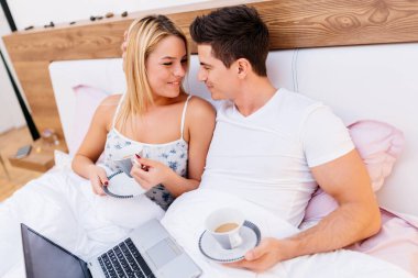 İki bardak kahve tutarak ve gülümseyen aşk içinde