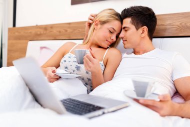 Kaç sabah kahve içme ve birbirlerine sevgi dolu yatakta