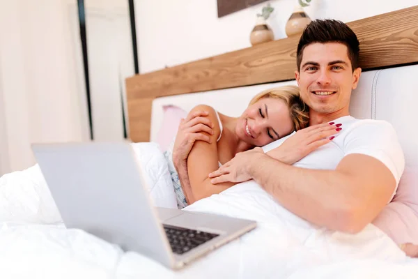 Gelukkige Paar Bed Met Behulp Van Laptop Glimlachen — Stockfoto