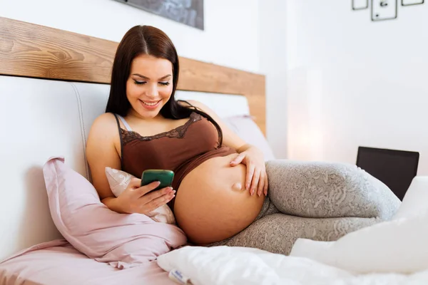 Беременная Женщина Помощью Телефона Время Лежания Кровати Отдыха — стоковое фото